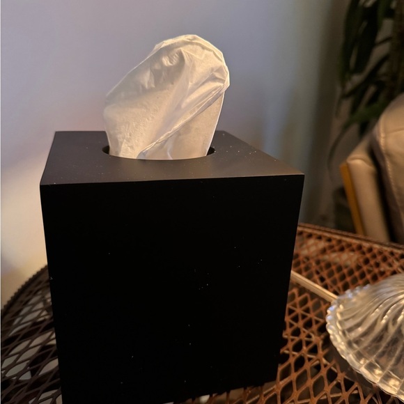 Modern contemporary black tissue box holder New in the box - Picture 3 of 4